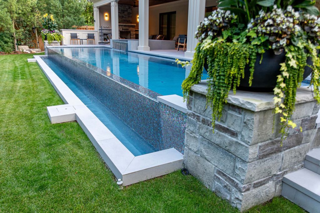 Toronto custom swimming pool builders